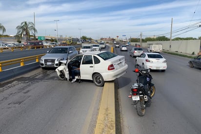 Conductor de auto pierde el control, se sube al camellón y termina por invadir el carril contrario.