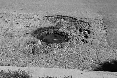 Varios usuarios han detectado que el asfalto está lleno de baches y en mal estado. (EL SIGLO DE TORREÓN)