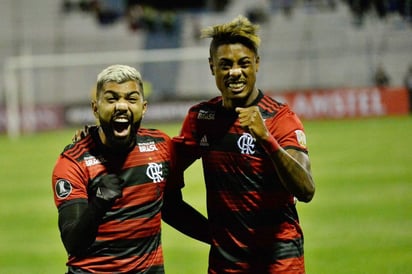 El delantero brasileño Gabriel Barbosa 'Gabigol' (i) festeja tras anotar el único gol del encuentro ante San José de Oruro. (Especial)