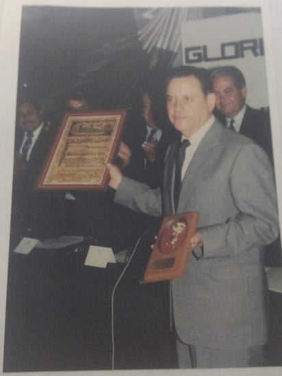 Fotografía del 15 de septiembre de 1987, recibí en la Presidencia Municipal el Pergamino de ciudadano distinguido y la presea Capullo por mi obra histórica, poética y periodística, de manos del Presidente Municipal, Lic. Manlio Fabio Gómez Uranga (f). (CORTESÍA) 