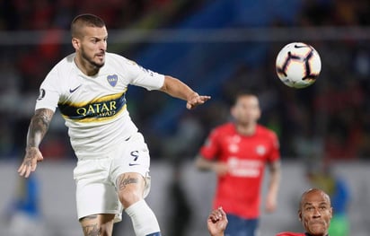 El atacante de Boca Juniors, Dario Benedetto, disputa una pelota durante el encuentro ante Deportivo Jorge Wilsterman. (Especial)