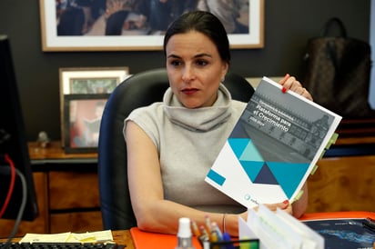 Alejandra Palacios, titular de la Cofece que multó a las firmas. (ARCHIVO)