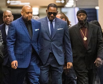 Acusado. El cantante de R&B R. Kelly (c), asiste a una audiencia por no pagar manutención de un hijo, en Chicago. (EFE)