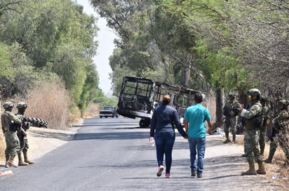 Las barricadas fueron hechas con vehículos incendiados para evitar el ingreso de las fuerzas armadas. (EFE)