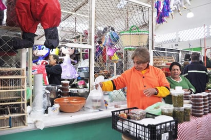 Ayer por la mañana ya se habían vaciado prácticamente las tres cazuelas que llevaba preparadas. (FABIOLA P. CANEDO)