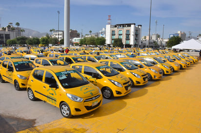 Taxistas que se manifestaban en la Plaza Mayor retuvieron a una unidad de Uber. (FERNANDO COMPEÁN)