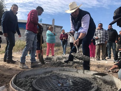 El material para la construcción de la atarjea y drenaje fue donado por varias constructoras, anunció el Director de Obras Públicas. El alcalde Paredes López inauguró la obra. 