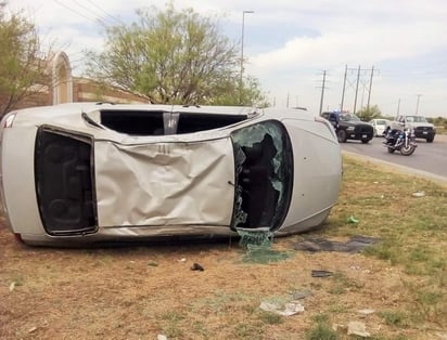 Paramédicos de la Cruz Roja acudieron al lugar para atender a una mujer de nombre Itzel, quien viajaba en el asiento del copiloto. (EL SIGLO DE TORREÓN)
