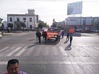 Los manifestantes lanzaron consignas contra el rector y su mesa directiva, a quienes acusaron de 'no tener la disponibilidad de negociar'. (EL SIGLO DE TORREÓN) 