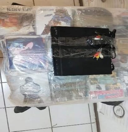 Los elementos federales se trasladaron hasta el lugar referido donde aseguraron una pantalla, un reproductor DVD, mil 241 discos falsificados en formato DVD, 25 discos de audio y mil 266 portadillas. (ESPECIAL) 