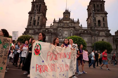 El contingente partió alrededor de las 16:00 horas desde el Ángel de la Independencia y culminó su recorrido al llegar a la plancha del Zócalo. (EL UNIVERSAL)