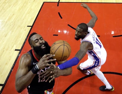 James Harden anotó 31 puntos en la victoria de los Rockets 107-91 sobre los 76'ers de Filadelfia.