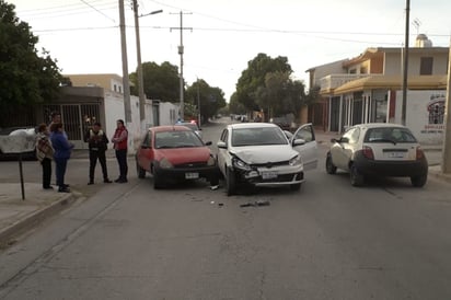 Personal de peritos de Tránsito dio fe del percance y elaboró el croquis de accidente para deslindar responsabilidades. (EL SIGLO DE TORREÓN)