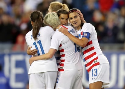 Tobin Heath (segunda a la derecha) es felicitada por Mallory Pugh (11), Megan Rapinoe y Alex Morgan (13) durante un partido del torneo 'SheBelieves' ante Brasil, el martes 5 de marzo, en Tampa, Florida.