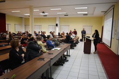 Alumnos de UANE presentan el libro Introducción a los Sistemas de Energía Sustentable, elaborado por 16 estudiantes de octavo semestre de ingeniería. (EL SIGLO DE TORREÓN)