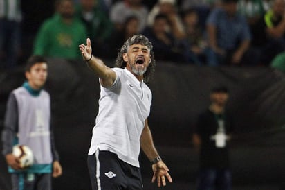 Leonel Álvarez dirigió su último partido en la Copa Libertadores, cuando Libertad goleó a la Universidad de Chile.