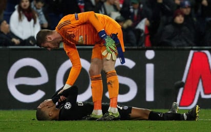 David De Gea (d) consuela a Kylian Mbappé tras la eliminación del PSG en la Champions League.