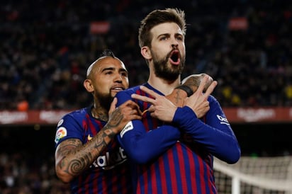 Gerard Piqué empató el marcador antes de finalizar la primera parte producto de un cabezazo, tras un cobro de tiro libre efectuado por Lionel Messi. (Especial)