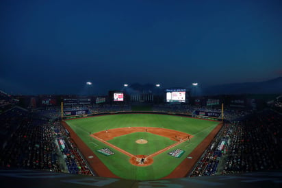 Una bonita noche beisbolera tuvieron los aficionados que asistieron ayer al duelo entre Rockies y Diamondbacks en Monterrey. (Notimex)