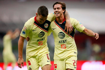 Francisco Córdova (d) festeja junto a Matheus Uribe después de anotar el gol del triunfo para las Águilas. (Jam Media)