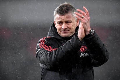 Ole Gunnar Solskjaer, técnico del Manchester United, se marcha de la cancha al concluir el encuentro que su club perdió frente al Arsenal.