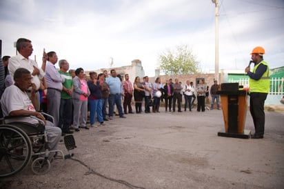 Inician los trabajos de rehabilitación en la calle Capitán Emilio Carranza de Francisco I. Madero, luego de varios años de abandono y de que presentara mal estado. (EL SIGLO DE TORREÓN/CLAUDIA LANDEROS)