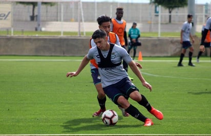 Jesús Angulo durante el entrenamiento en el que los Guerreros se enfocan para el partido de mañana por la 'Concachampions'. (Cortesía)