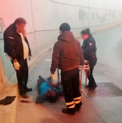 Caminaba rumbo a la escuela, cuando en un momento de descuido, dio un mal paso y se precipitó hacia el interior del paso a desnivel. (EL SIGLO DE TORREÓN)