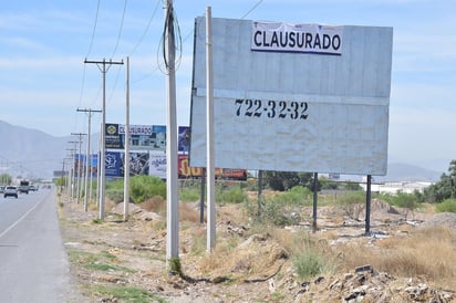 Desde la semana pasada, el municipio de Torreón comenzó con la clausura de los anuncios espectaculares irregulares. (FERNANDO COMPEÁN)