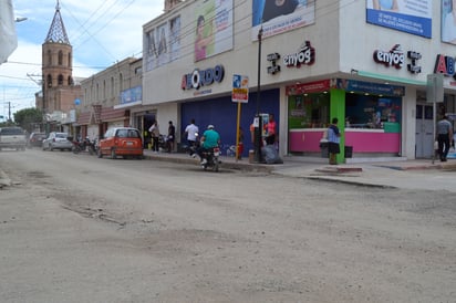 Comerciantes de la avenida Cuauhtémoc se quejan por el tiempo que llevan las obras del Metrobús en su municipio, refieren pérdidas importantes. (EL SIGLO DE TORREÓN/EDITH GONZÁLEZ)