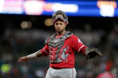 El puertorriqueño Martín Maldonado, de los Angelinos de Los Ángeles, mira al dugout durante un juego ante los Tigres, en 2017.