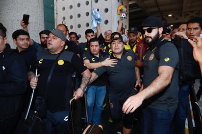 El entrenador de los Dorados de Sinaloa, Diego Armando Maradona, tras comer en un restaurante de la Terminal 2 del AICM.