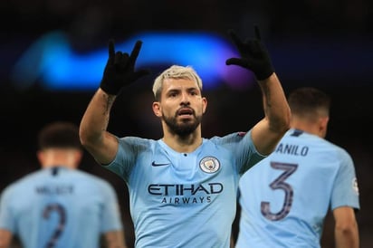 Sergio Agüero festeja tras anotar en la goleada del Manchester City al Schalke 04. (Especial)