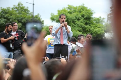 Guaidó también desestimó las acciones que esta misma jornada anunció la Fiscalía en su contra por su presunta implicación en un 'sabotaje' que dejó sin energía eléctrica a gran parte del país desde el pasado jueves. (EFE)