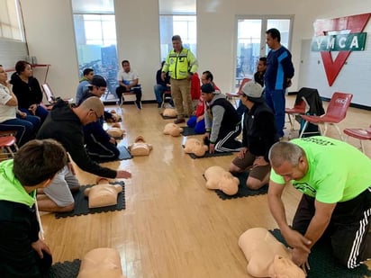 Quienes logran certificarse, adquieren la habilidad de suministrar RCP, en una clase impartida por rescatistas profesionales.