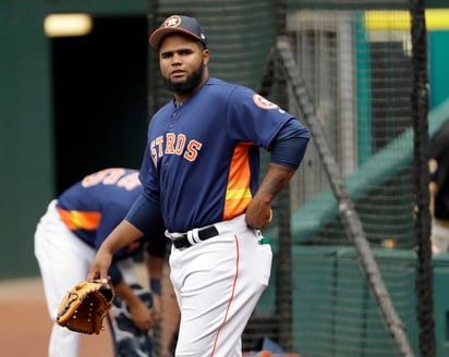 El lanzador de los Astros de Houston, Francis Martes, espera para calentar antes de un juego de béisbol contra los Angelinos, en 2017.