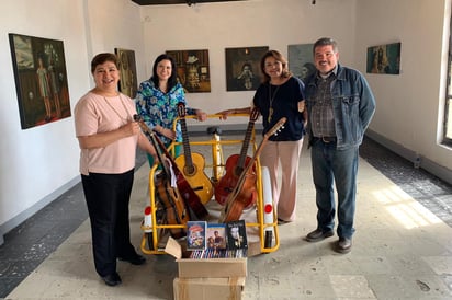 Asociaciones extranjeras realizan donación de instrumentos, películas y otros artículos a escuelas e instituciones. (EL SIGLO DE TORREÓN/CLAUDIA LANDEROS)