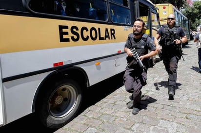 Se desplazaron al lugar del suceso seis unidades de rescate, tres unidades de ambulancias y dos helicópteros de la Policía Militarizada. (EFE)