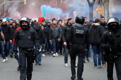 La policía auxilió a cinco seguidores de Lyon que sufrieron lesiones leves.