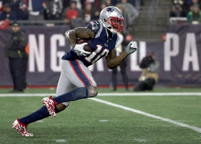 El receptor de los Patriotas de Nueva Inglaterra Josh Gordon se enfila para conseguir un touchdown ante los Vikingos, en partido de 2018.