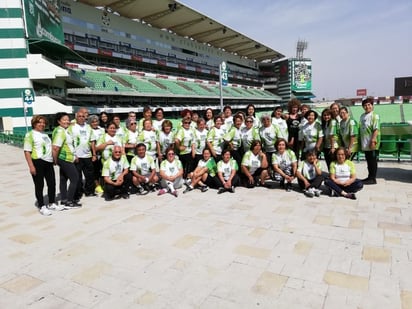 Elsa Tirado y su grupo de deportistas posaron en el Corona.