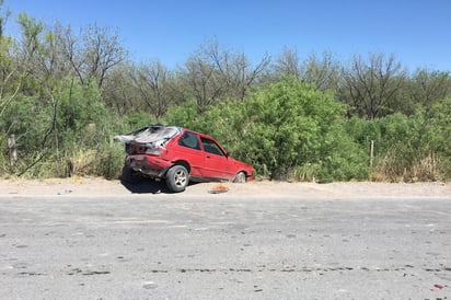 Uno de los vehículos involucrados en el accidente fue proyectado hacia fuera del camino y estuvo a punto de volcar.(EL SIGLO DE TORREÓN)