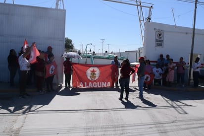 Los inconformes estuvieron poco tiempo manifestándose en el Simas, pero amagaron con tomar medidas más drásticas si no se soluciona de fondo el problema de la escasez del agua potable. (MARY VÁZQUEZ)