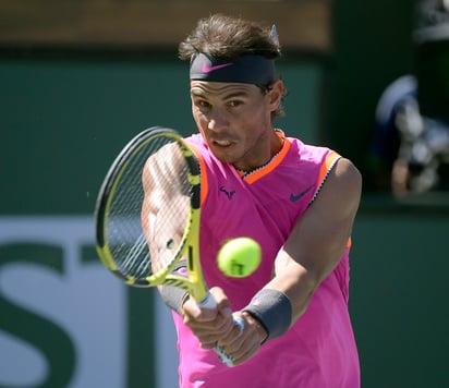 El español Rafael Nadal devuelve ante el serbio Filip Krajinovic en el partido por el Abierto de Indian Wells.