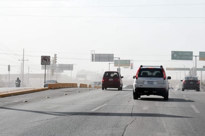 Exhorta a los peatones y conductores en general a extremar precauciones en la calle y no dejar vehículos abajo de árboles, cerca de espectaculares o sitios donde haya láminas sueltas. (EL SIGLO DE TORREÓN)