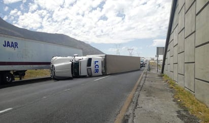 Las autoridades recomendaron tomar vías alternas como la autopista para evitar el tráfico que esto ocasionó. (ESPECIAL)