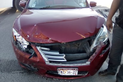 El accidente ocurrió en el cruce del bulevar Revolución y el par vial de la calle Comonfort, en la zona centro de Torreón. (EL SIGLO DE TORREÓN) 