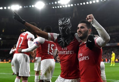 Pierre-Emerick Aubameyang celebra con su compañero Kolasinac con una máscara de la Pantera Negra.