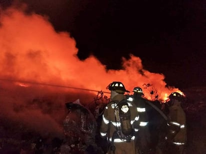 Elementos del Cuerpo de Bomberos siguen adelante con las labores para sofocarlo. (EL SIGLO DE TORREÓN)