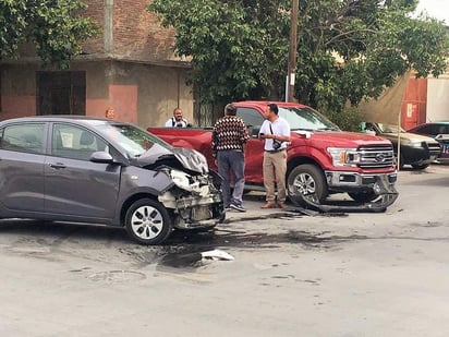 Paramédicos de la Cruz Roja arribaron al lugar para atender a los choferes de los vehículos, los cuales no presentaron lesiones de consideración. (EL SIGLO DE TORREÓN)